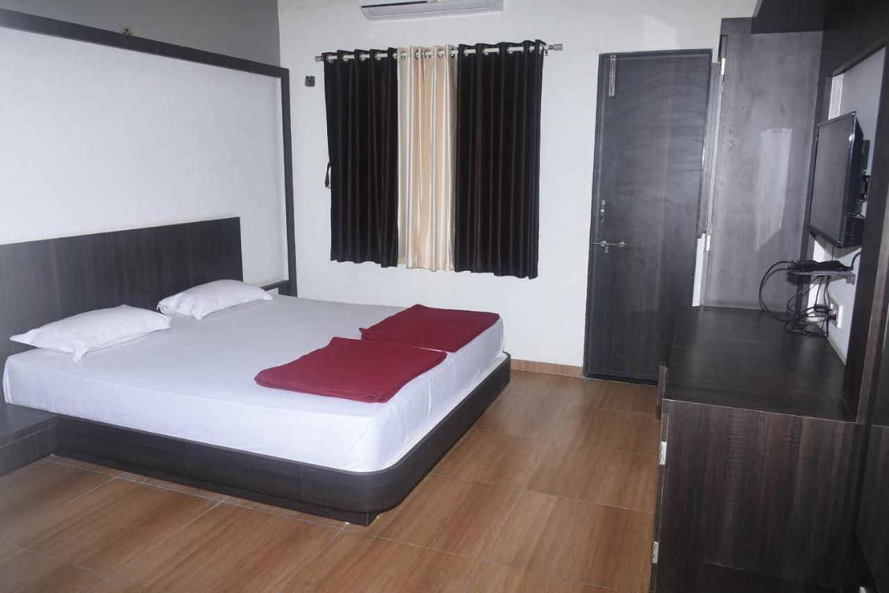 Hotel Devang Dwārka Buitenkant foto