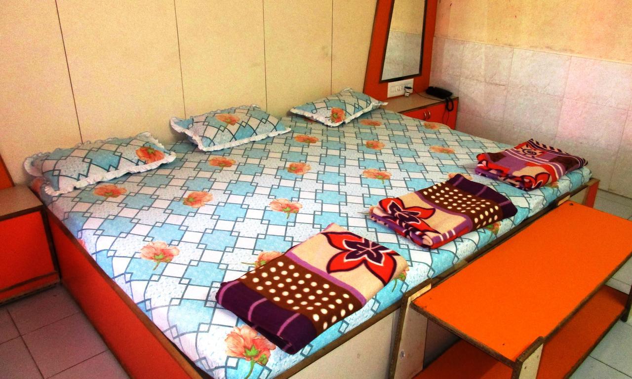 Hotel Devang Dwārka Buitenkant foto