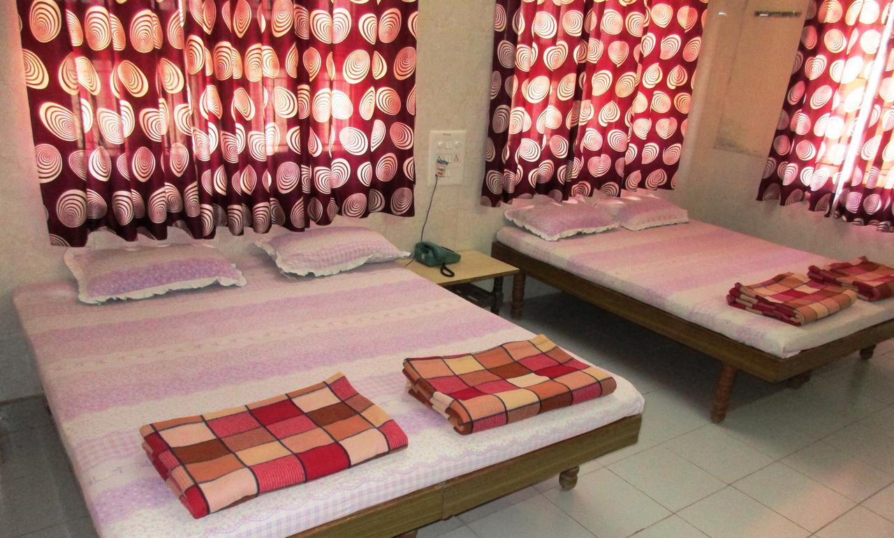 Hotel Devang Dwārka Buitenkant foto